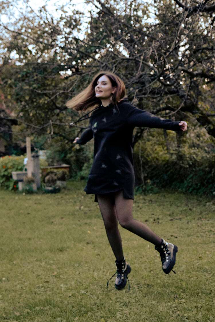 Hoodie-Kleid in Schwarz + Grau, Grün und zwei rosa Fliegen + 3D-Print / 350g Bio-Baumwolle