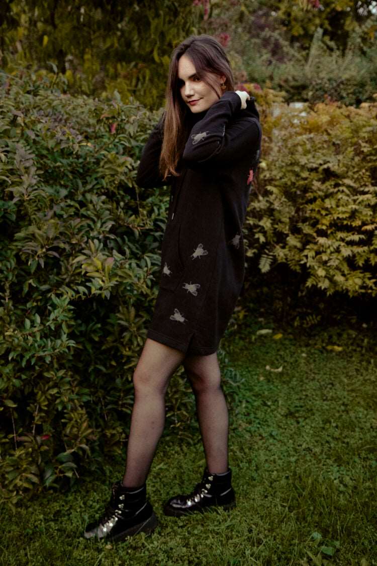 Hoodie-Kleid in Schwarz + Grau, Grün und zwei rosa Fliegen + 3D-Print / 350g Bio-Baumwolle