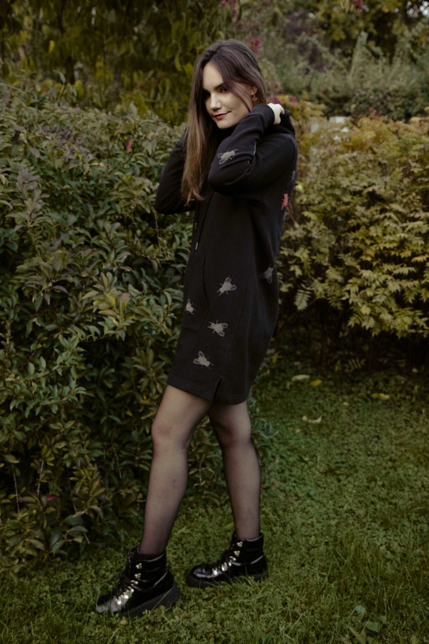 Hoodie-Kleid in Schwarz + Grau, Grün und zwei rosa Fliegen + 3D-Print / 350g Bio-Baumwolle