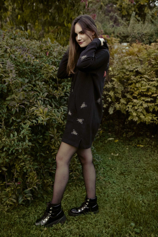 Hoodie-Kleid in Schwarz + Grau, Grün und zwei rosa Fliegen + 3D-Print / 350g Bio-Baumwolle