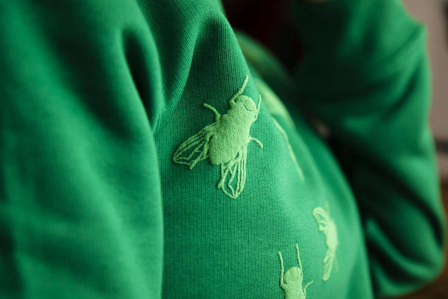 Grüner Pullover mit 3D-Print von Fliegen, Unisex Modell aus 300g Bio-Baumwolle