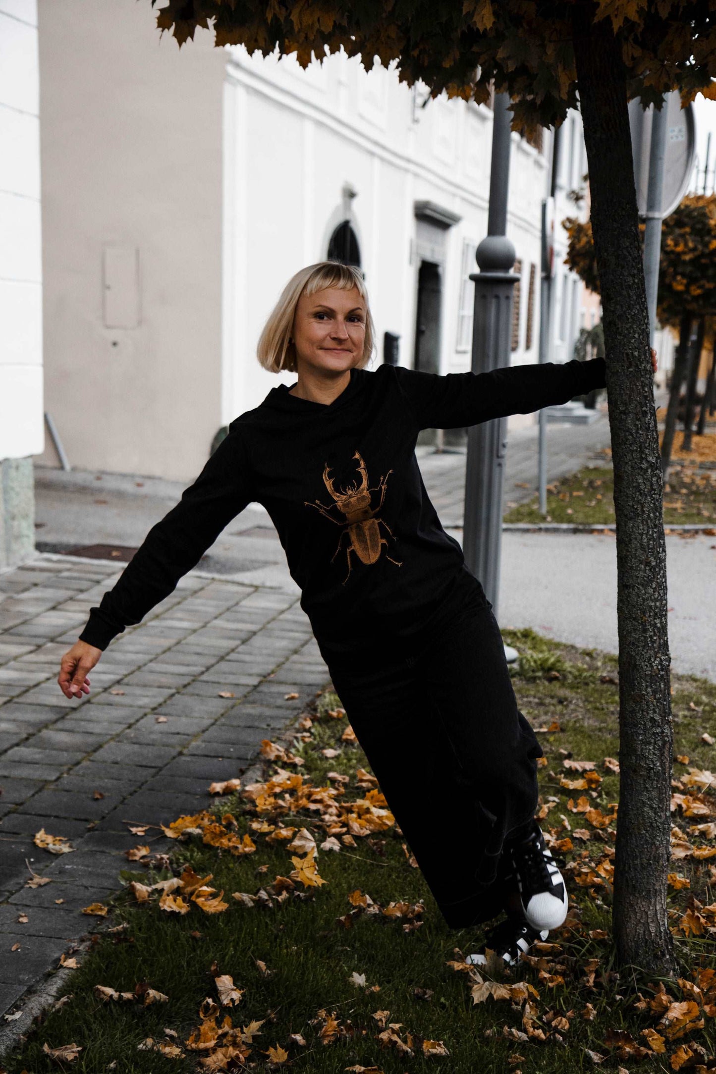 Kupferskarabäus mit schwarzem Plüschherz/ Tshirt mit Kapuze/ 180g Bio-Baumwolle/ Unisex