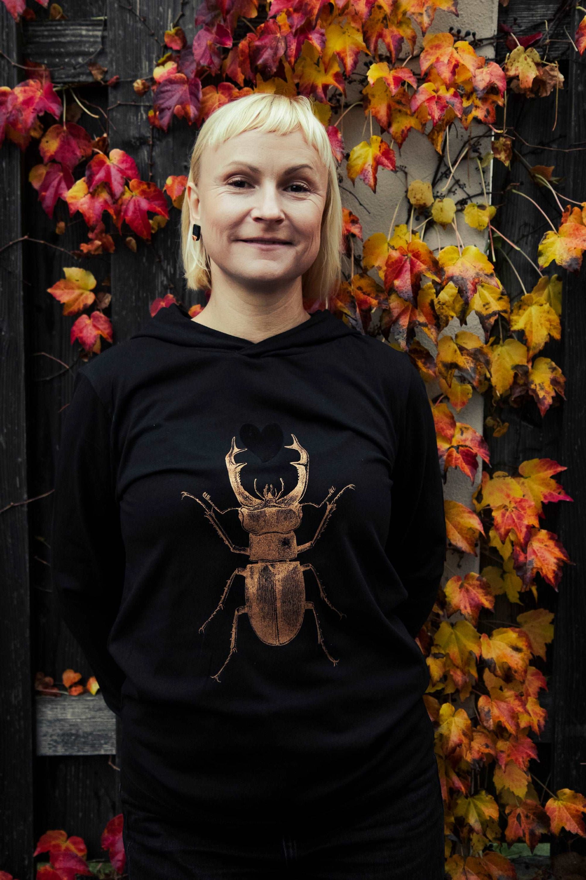 Kupferskarabäus mit schwarzem Plüschherz/ Tshirt mit Kapuze/ 180g Bio-Baumwolle/ Unisex