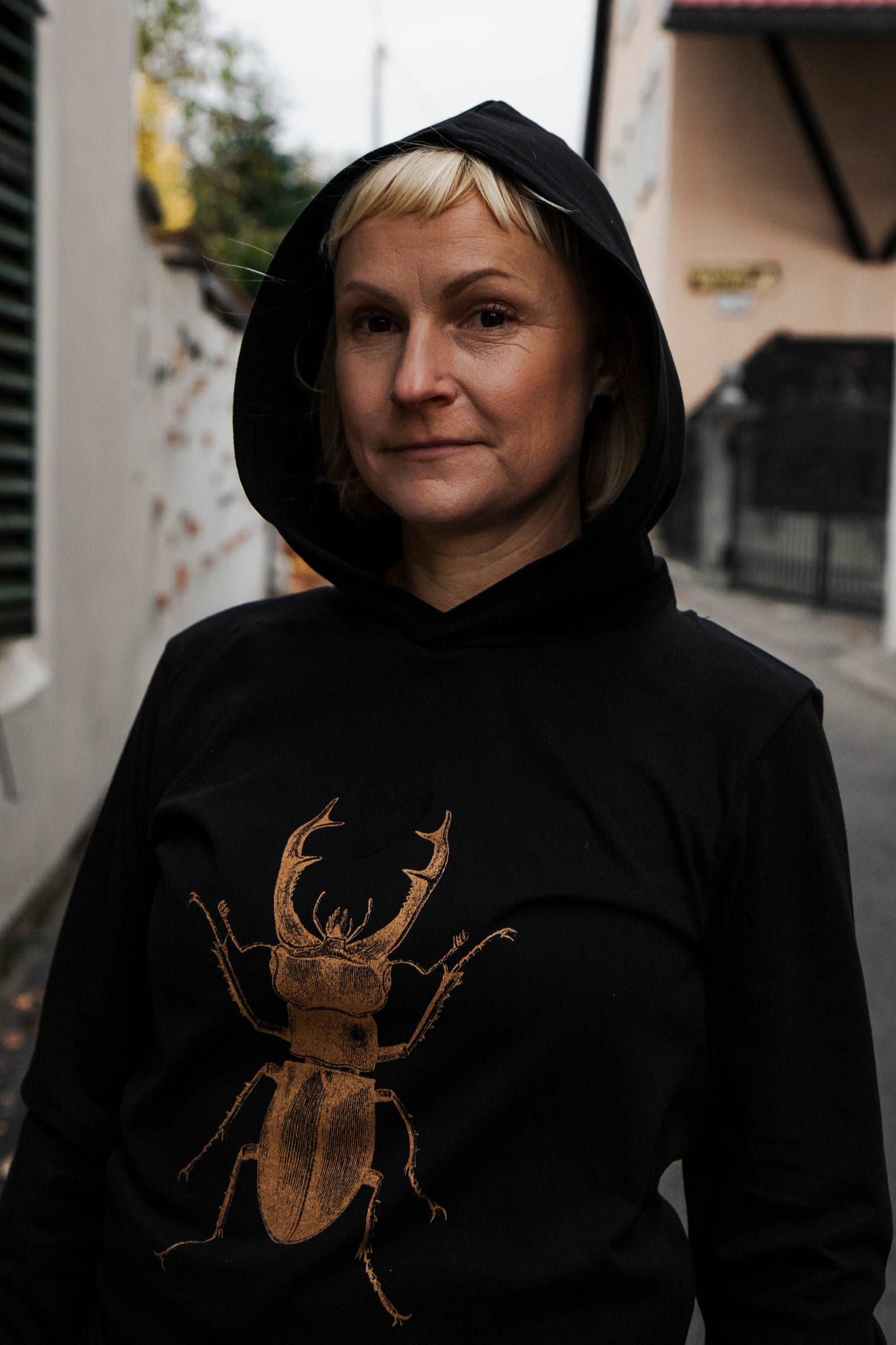 Kupferskarabäus mit schwarzem Plüschherz/ Tshirt mit Kapuze/ 180g Bio-Baumwolle/ Unisex