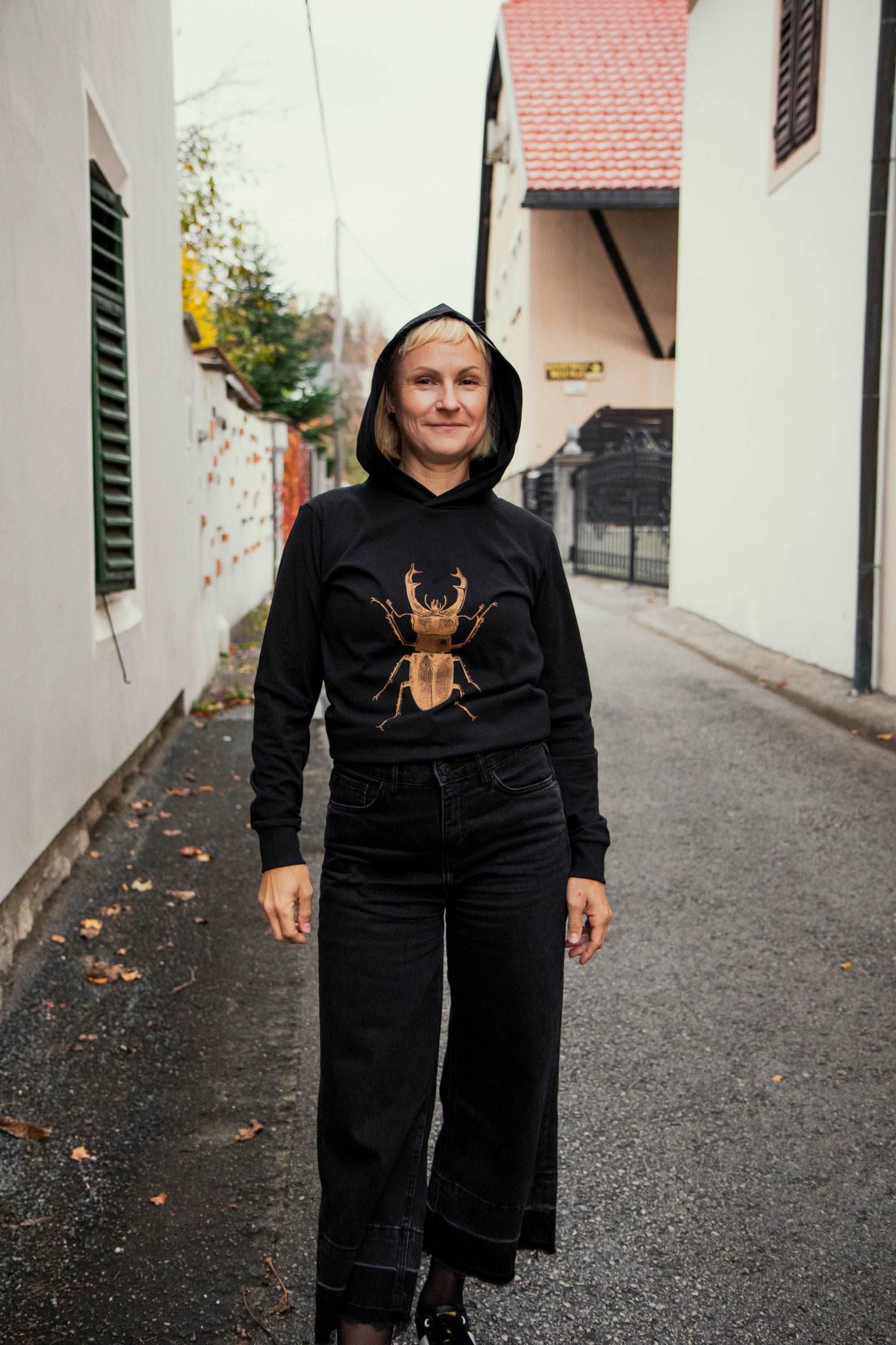 Kupferskarabäus mit schwarzem Plüschherz/ Tshirt mit Kapuze/ 180g Bio-Baumwolle/ Unisex