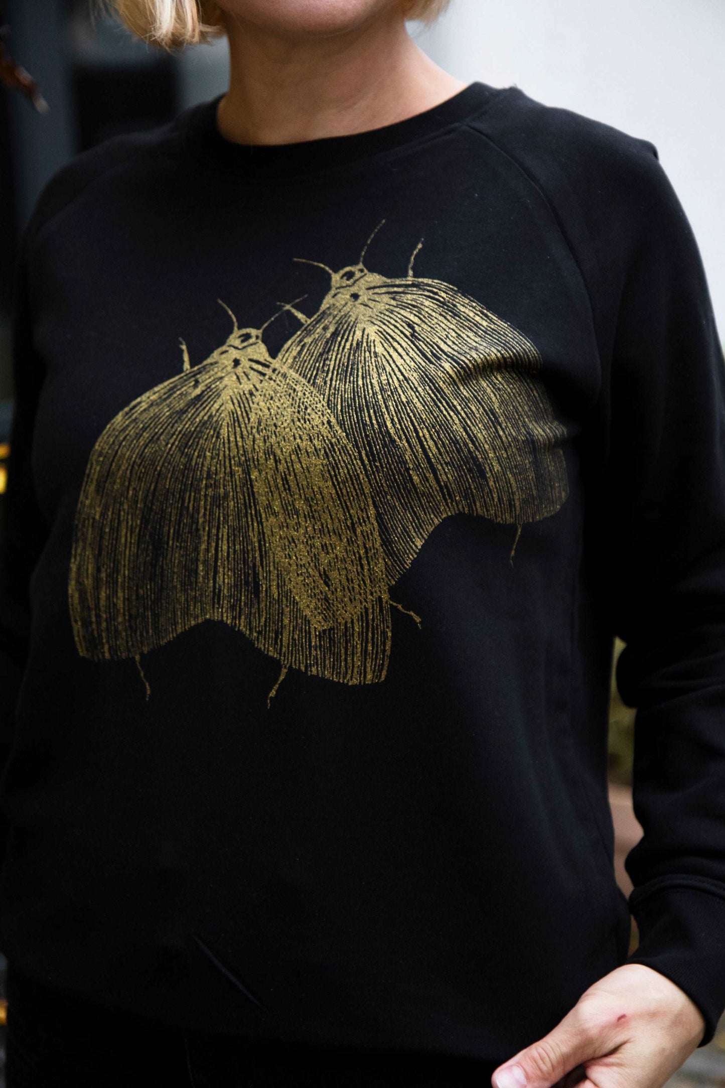 Schwarzer Pullover, Motten in glitzergoldener Farbe, 300g Bio-Baumwolle