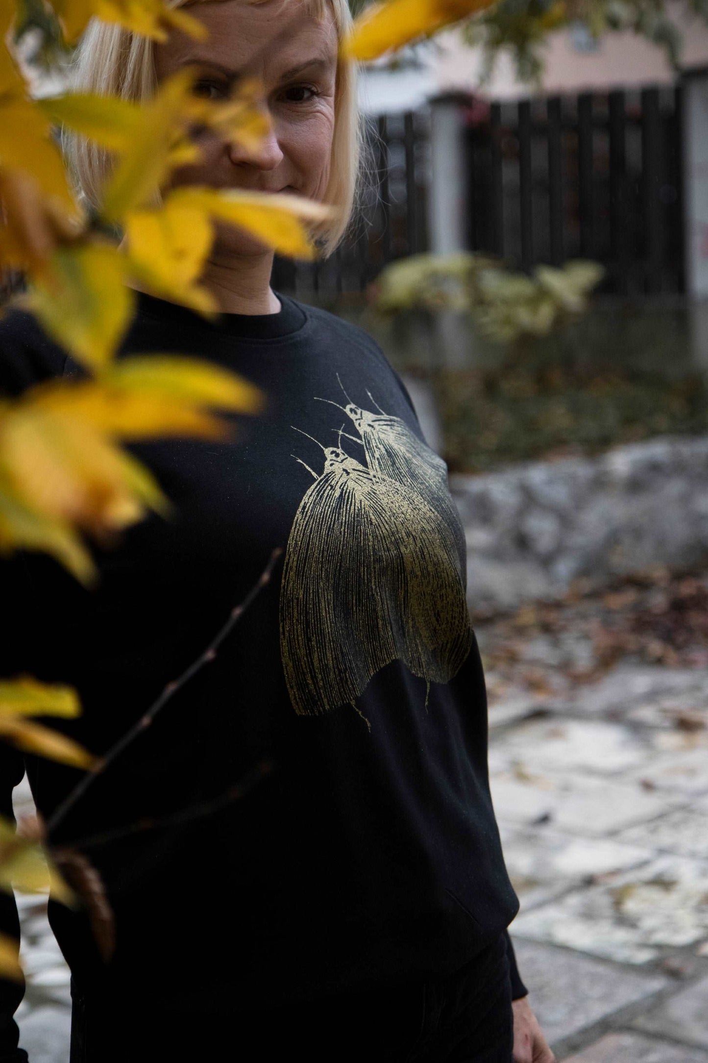 Schwarzer Pullover, Motten in glitzergoldener Farbe, 300g Bio-Baumwolle