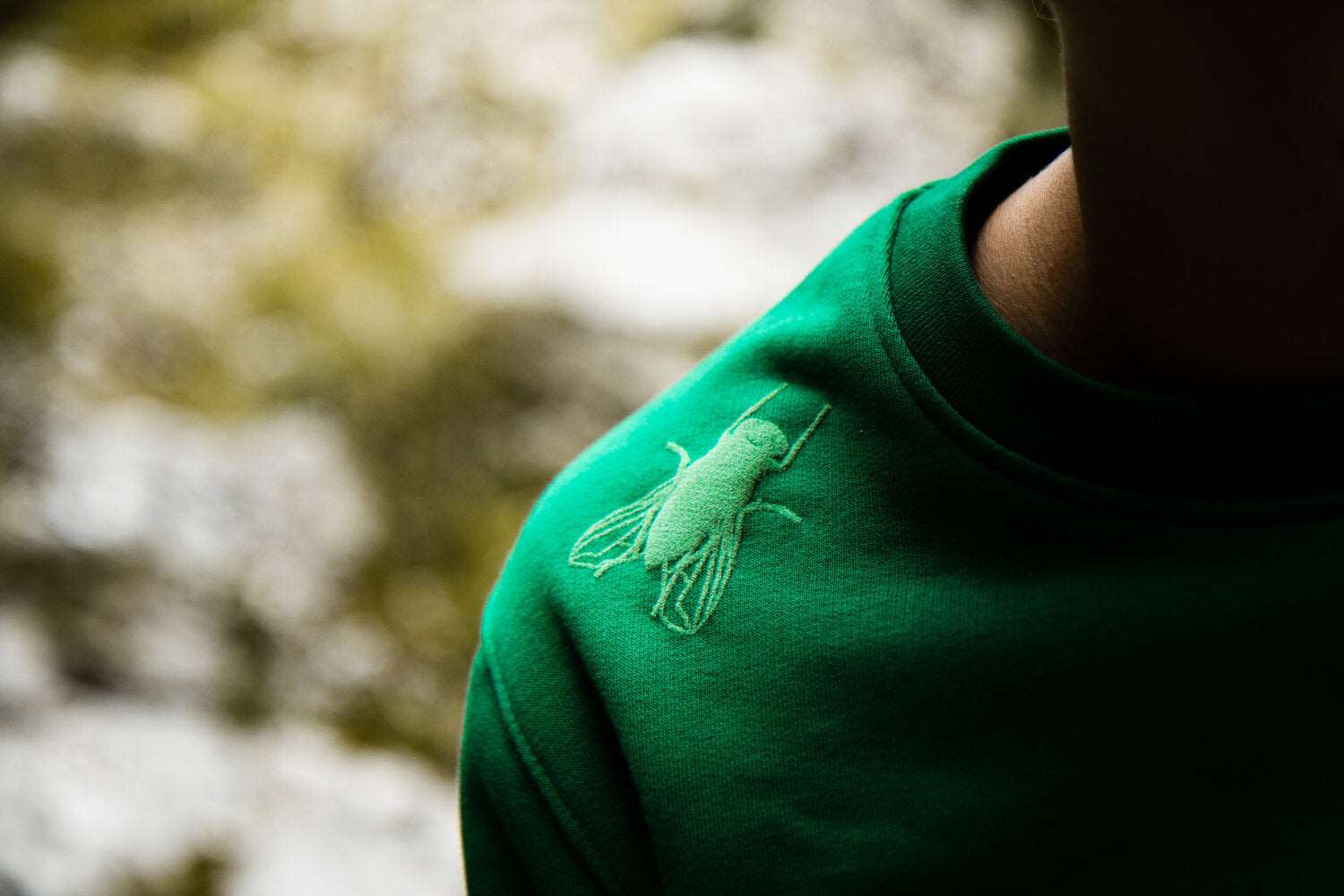 Grüner Pullover mit 3D-Print von Fliegen, Unisex Modell aus 300g Bio-Baumwolle
