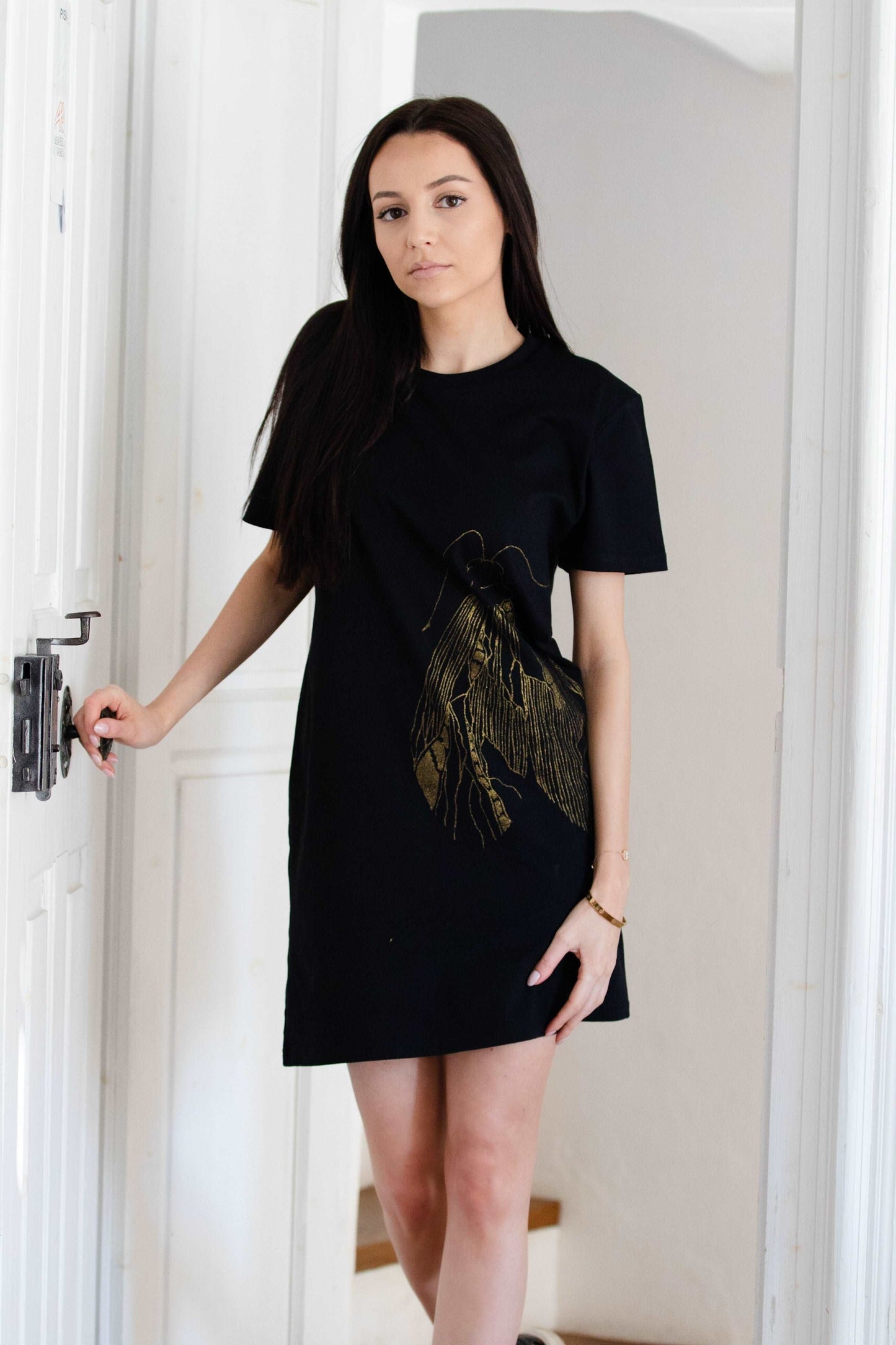 Langes T-Shirt Kleid mit einem großen goldenen Schmetterling/ 180g Bio-Baumwolle