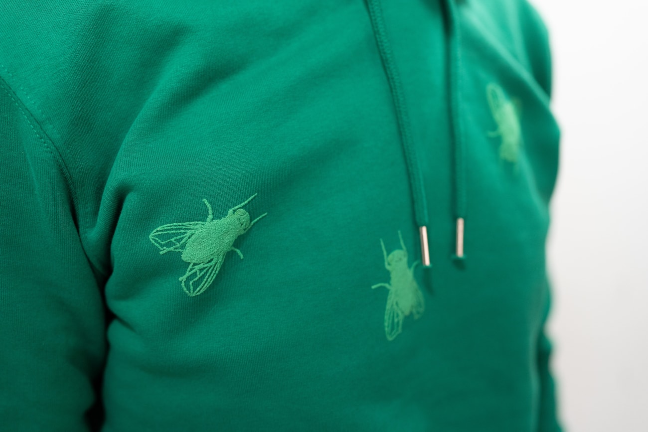 UNISEX Hoodie mit 3D-Fliegen aus Bio-Baumwolle 350 g